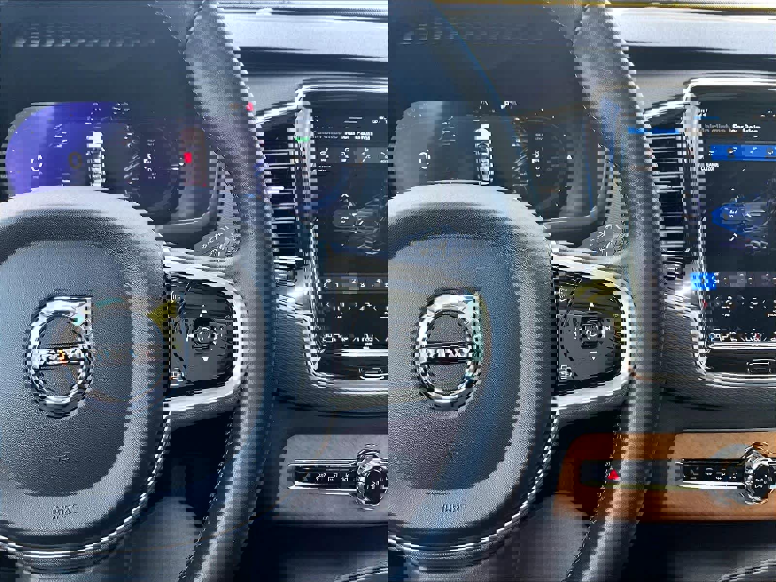 Used 2023 Volvo XC90 T8 Plus w/ Protection Package Premier image 21