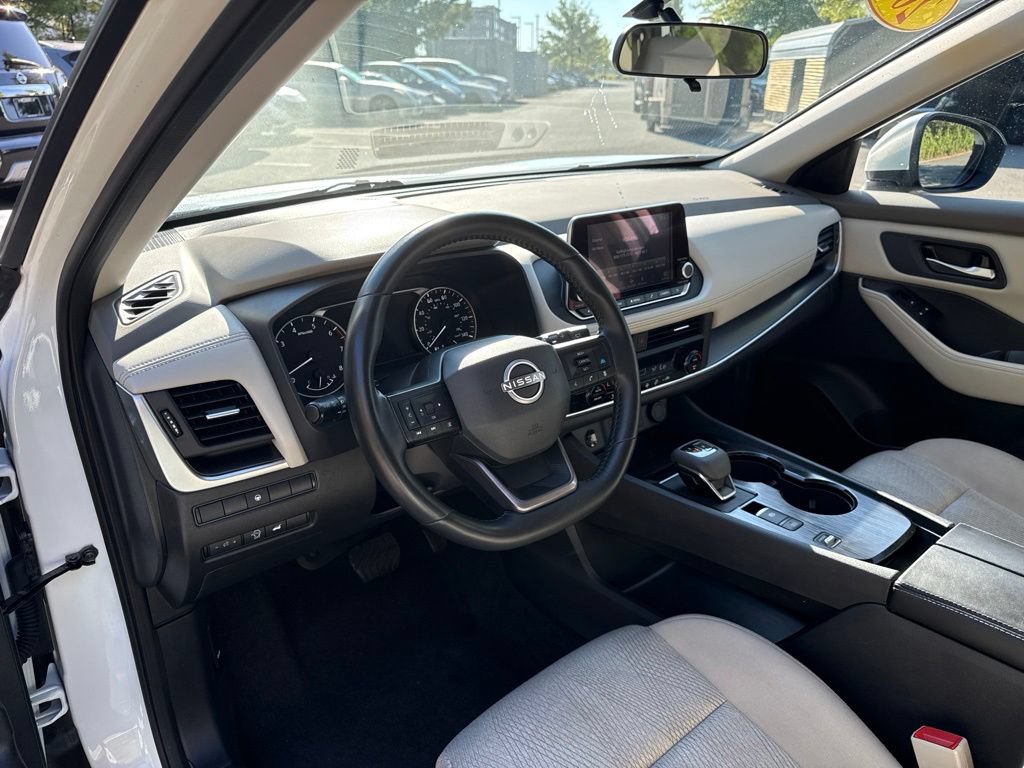 Certified 2025 Nissan Rogue SV FWD image 17