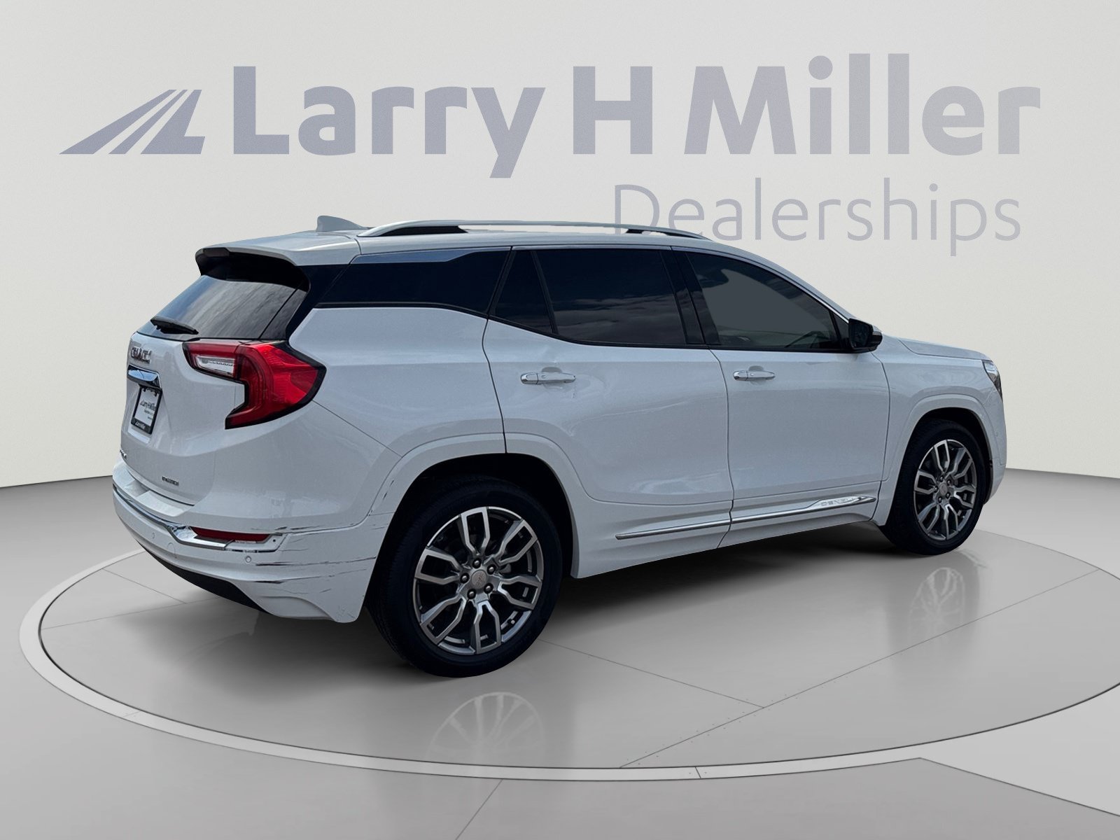 Used 2024 GMC Terrain Denali w/ Denali Premium Package AWD/4WD image 5