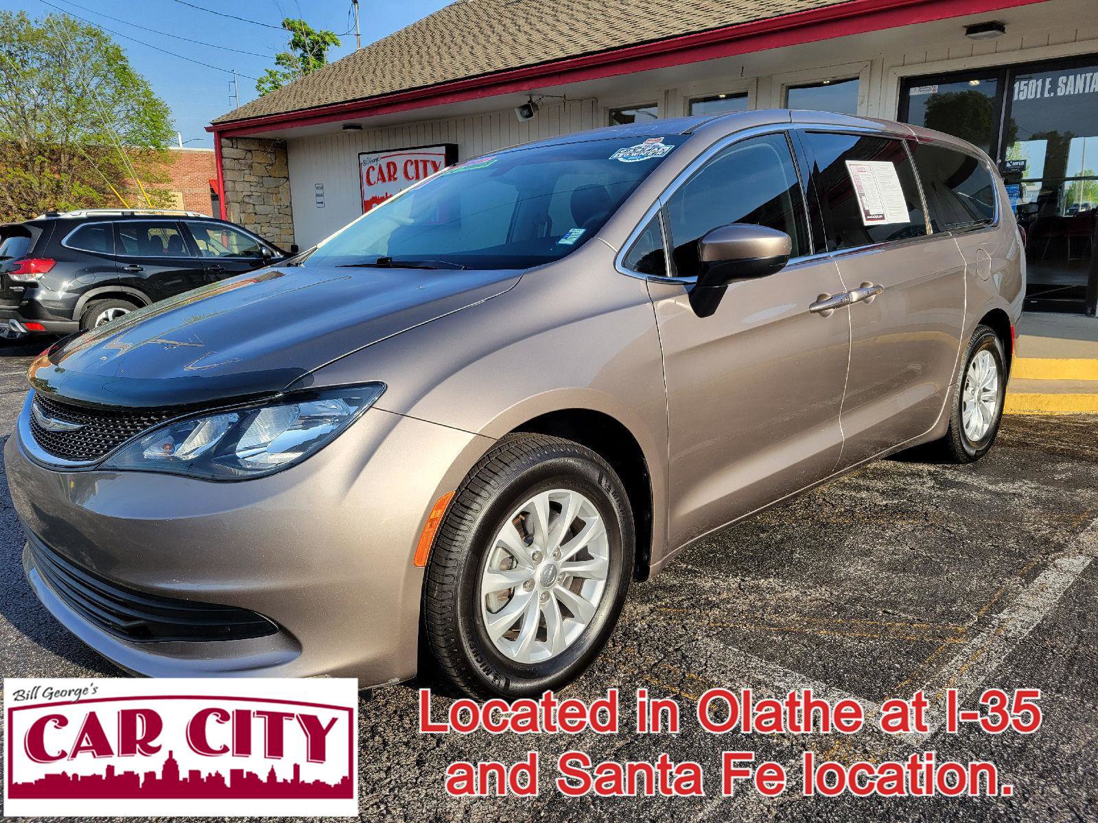 Used 2017 Chrysler Pacifica Touring w/ Tire & Wheel Group image 1