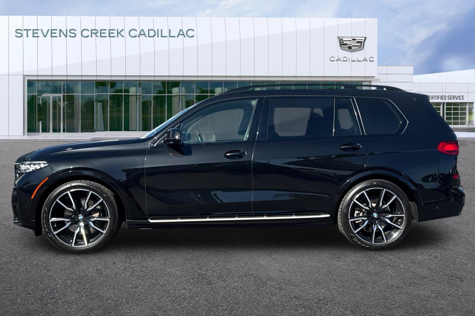 Used 2022 BMW X7 xDrive40i w/ M Sport Package AWD/4WD image 6