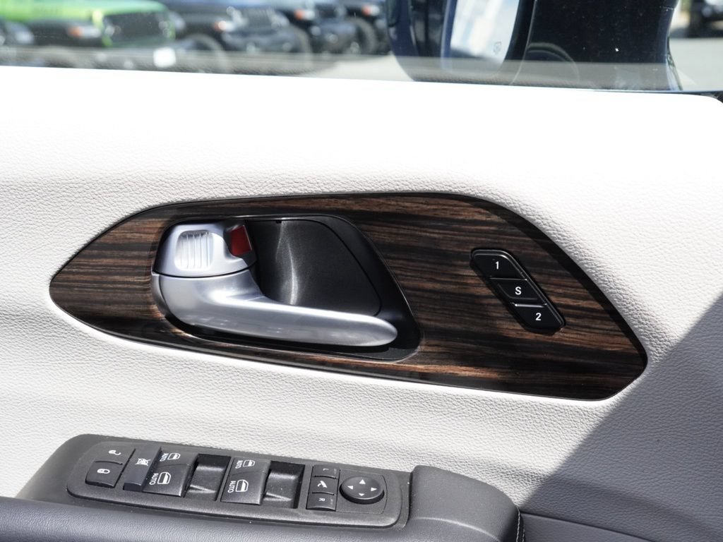 Used 2024 Chrysler Pacifica Limited FWD image 11