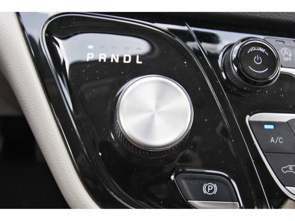 Used 2023 Chrysler Pacifica Touring-L image 24