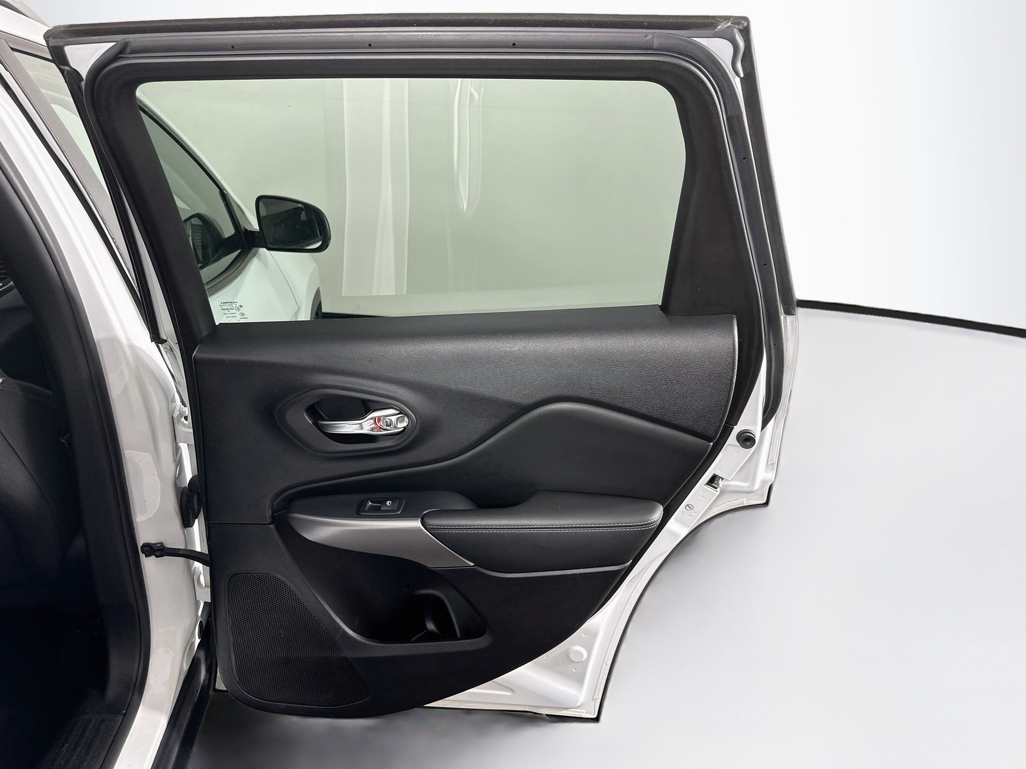 Used 2021 Jeep Cherokee Latitude w/ Mopar Interior Package FWD image 29