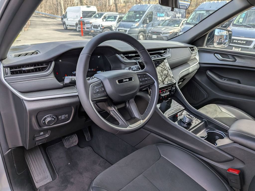 Used 2025 Jeep Grand Cherokee Altitude image 12