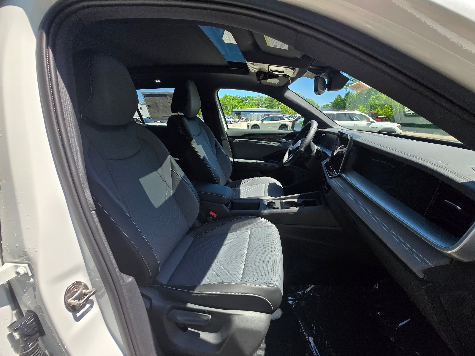 New 2026 Volkswagen Tiguan SE R-Line FWD image 11