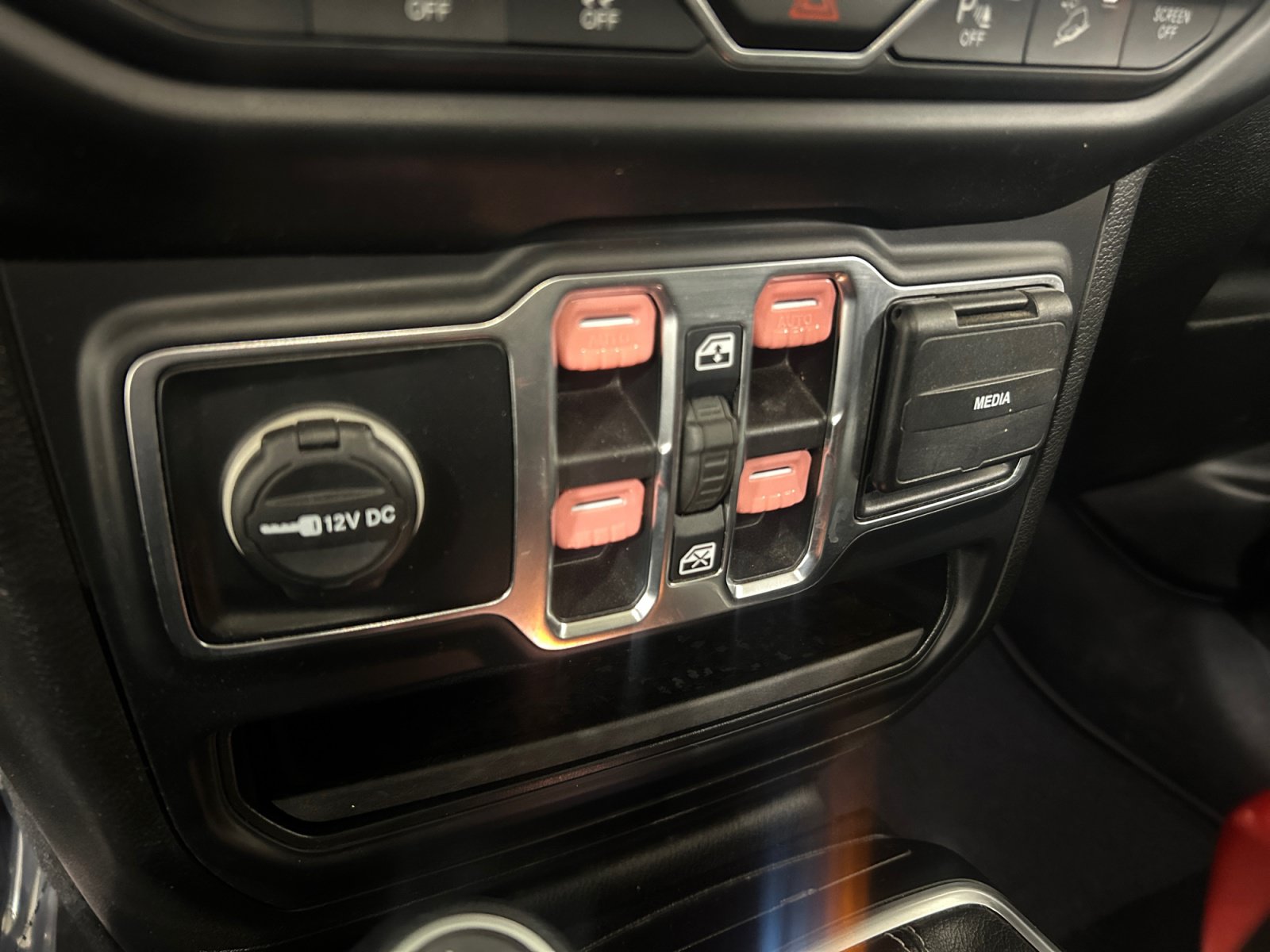 Used 2019 Jeep Wrangler Unlimited Sahara w/ Safety Group AWD/4WD image 15