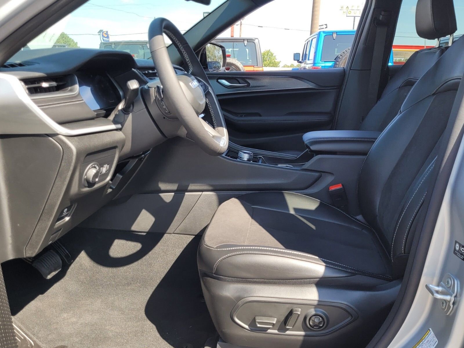 New 2025 Jeep Grand Cherokee Altitude image 3