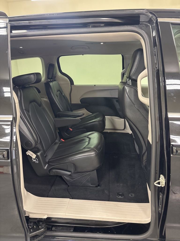 Used 2024 Chrysler Pacifica Touring-L FWD image 33