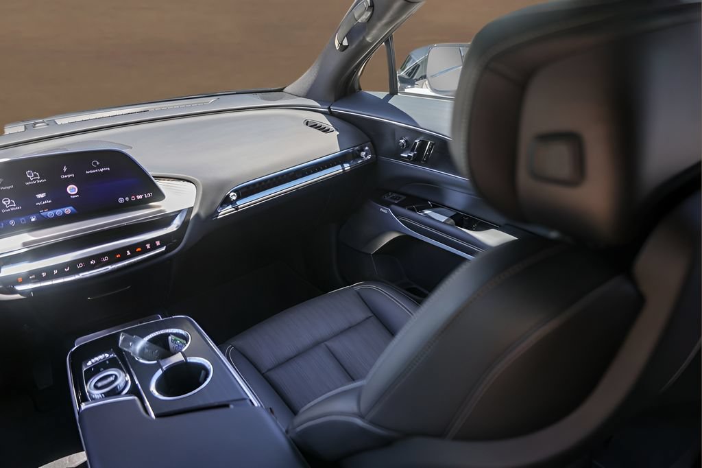Certified 2024 Cadillac Lyriq Luxury AWD/4WD image 25