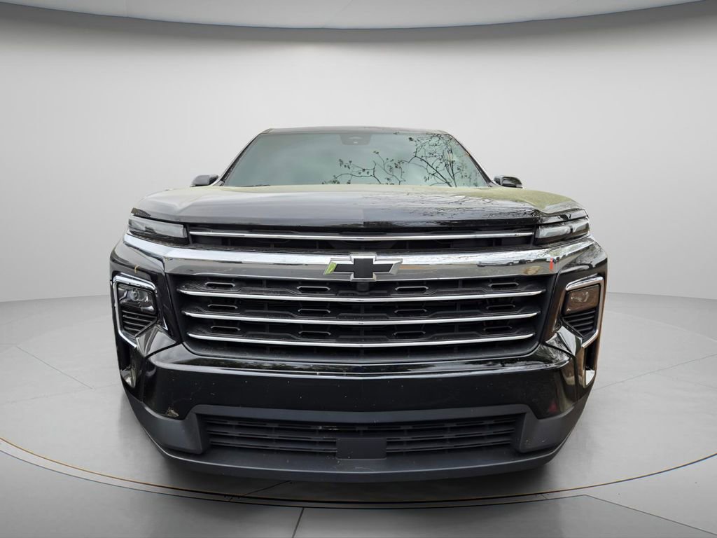 Used 2025 Chevrolet Traverse LT image 3