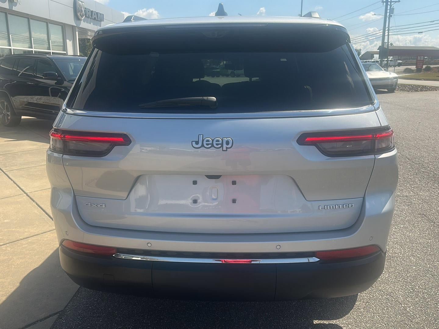 New 2025 Jeep Grand Cherokee L Limited w/ Luxury Tech Group II AWD/4WD image 9