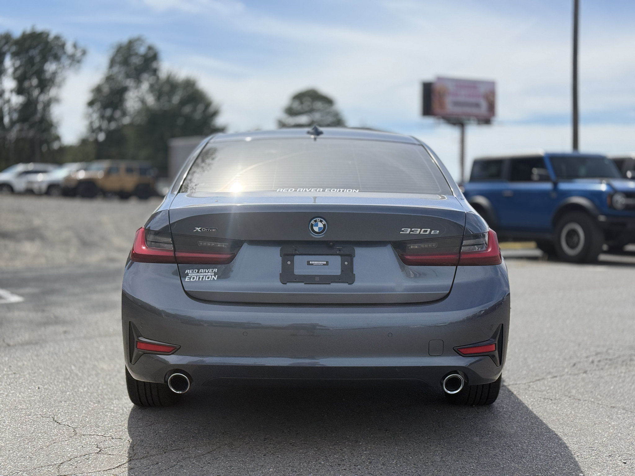 Used 2022 BMW 330e xDrive w/ Driving Assistance Package AWD/4WD image 25