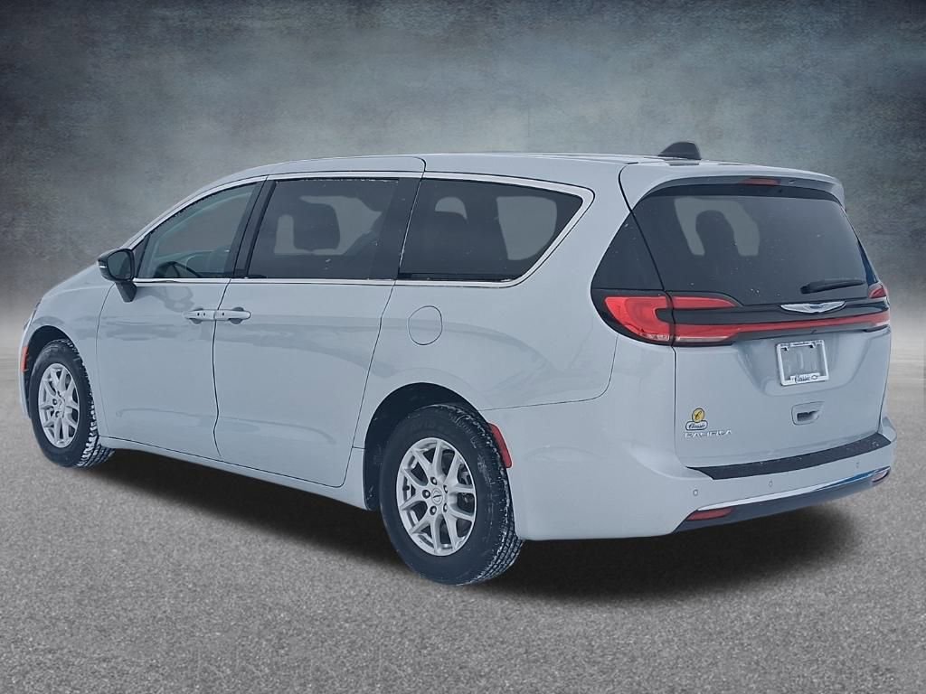 Used 2024 Chrysler Pacifica Touring-L image 9