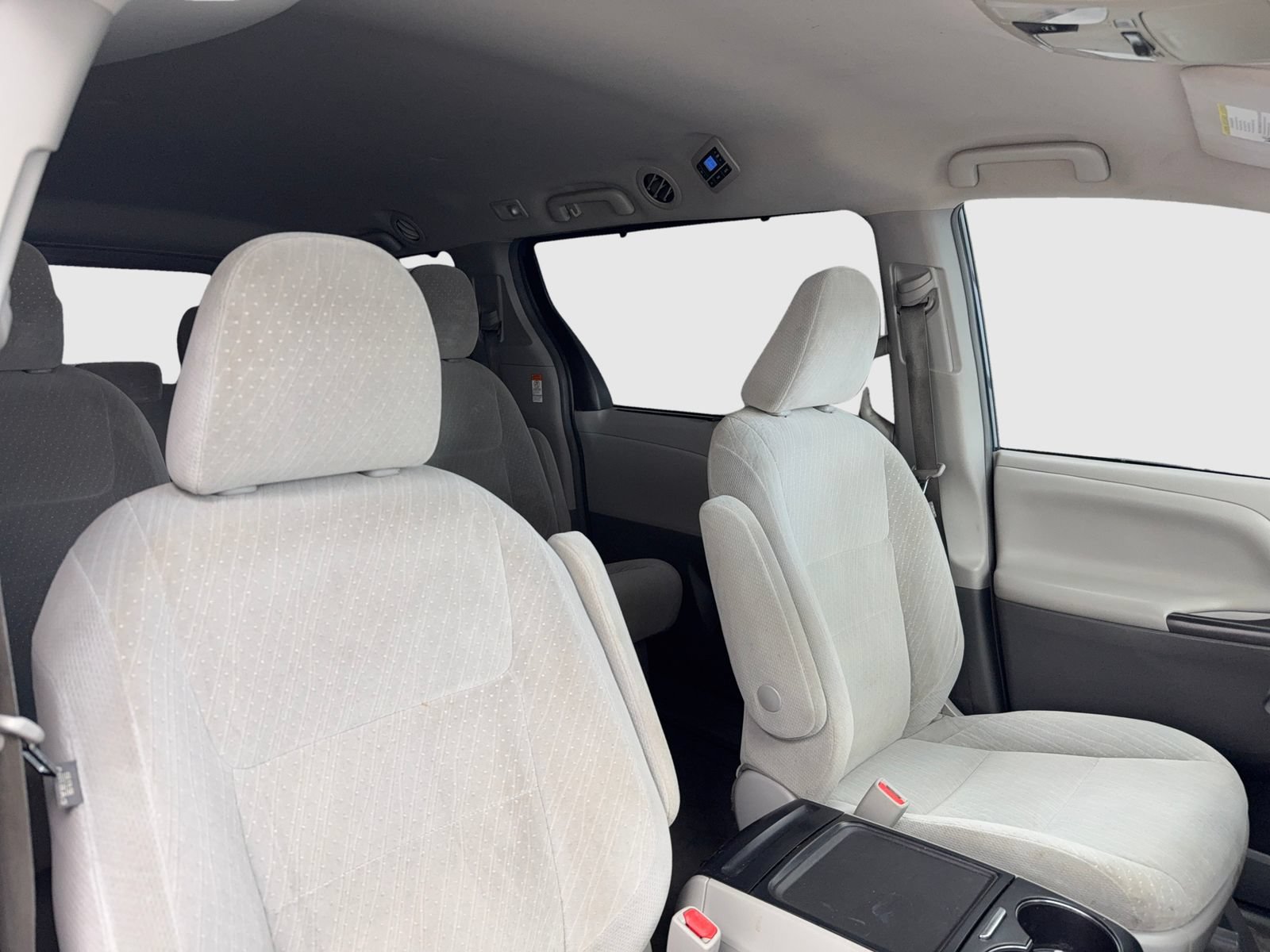 Used 2018 Toyota Sienna LE w/ Carpet Mat Package FWD image 39