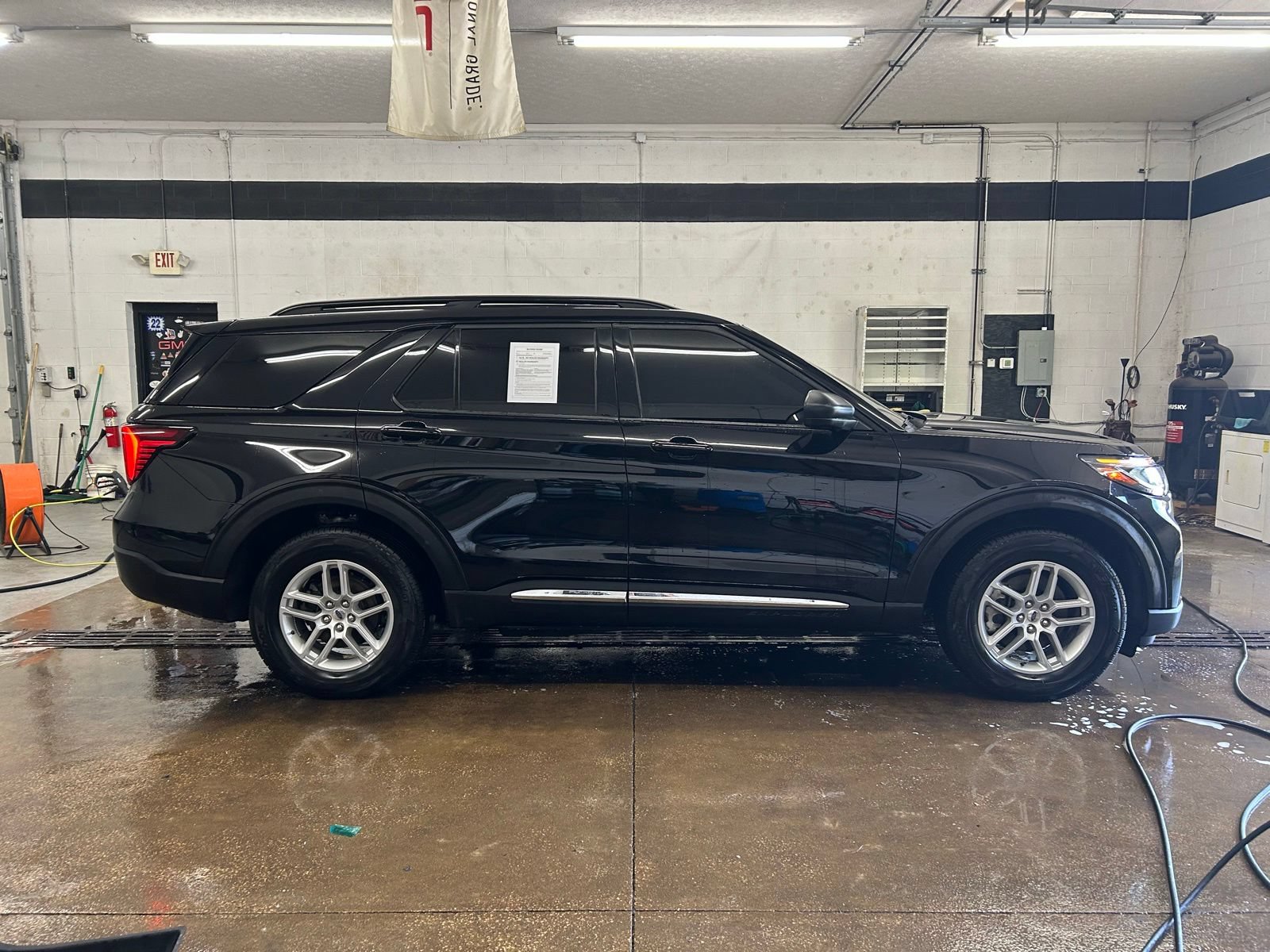 Used 2025 Ford Explorer Active AWD/4WD image 8