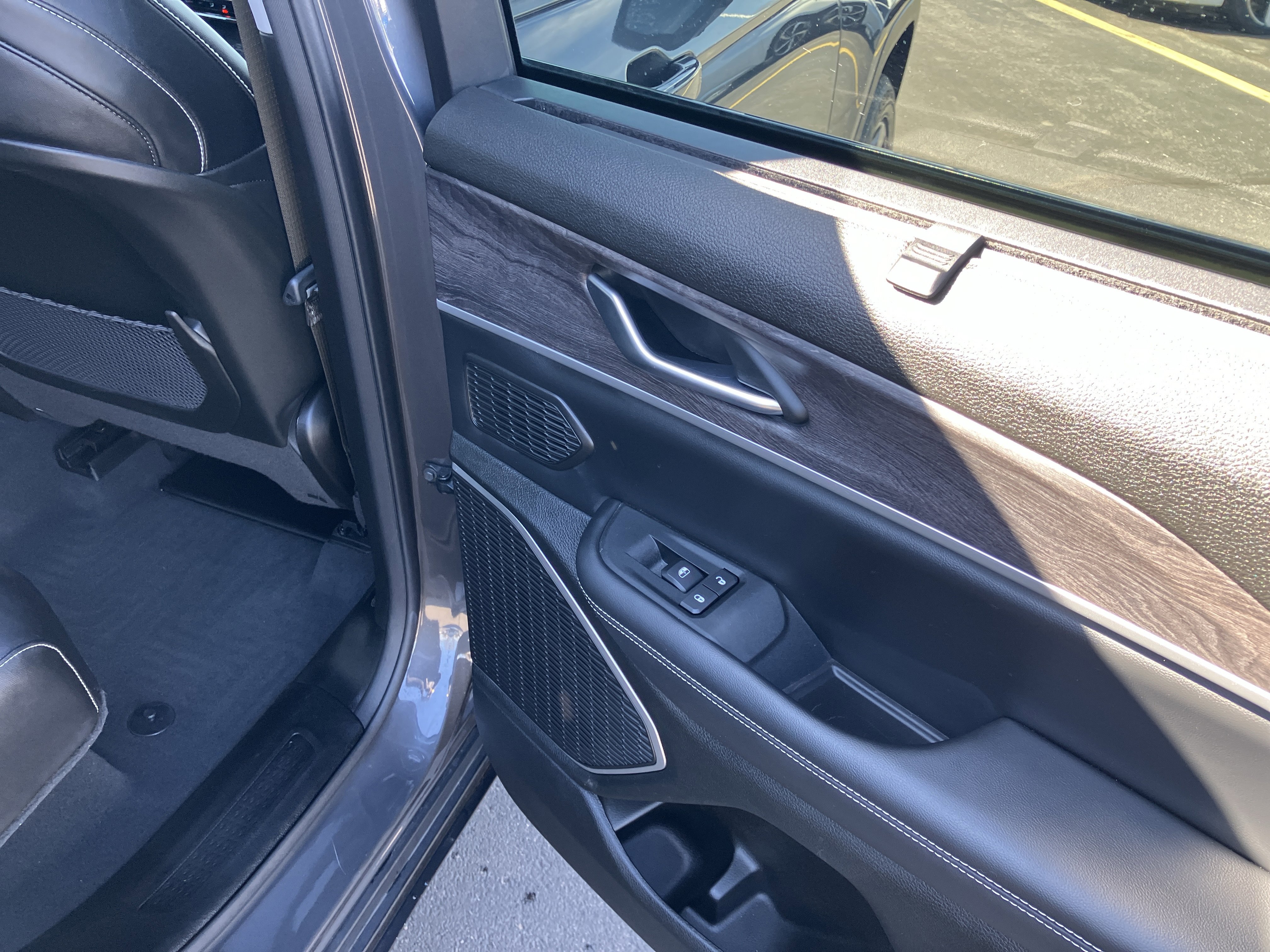 Used 2022 Jeep Grand Cherokee Limited w/ Luxury Tech Group II image 11