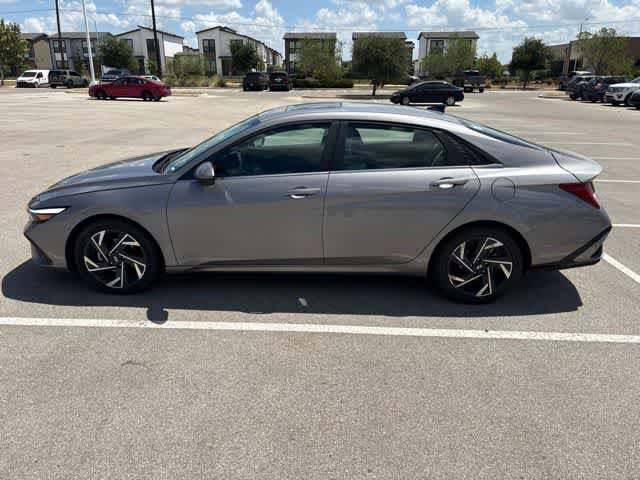 Used 2024 Hyundai Elantra Limited FWD image 2