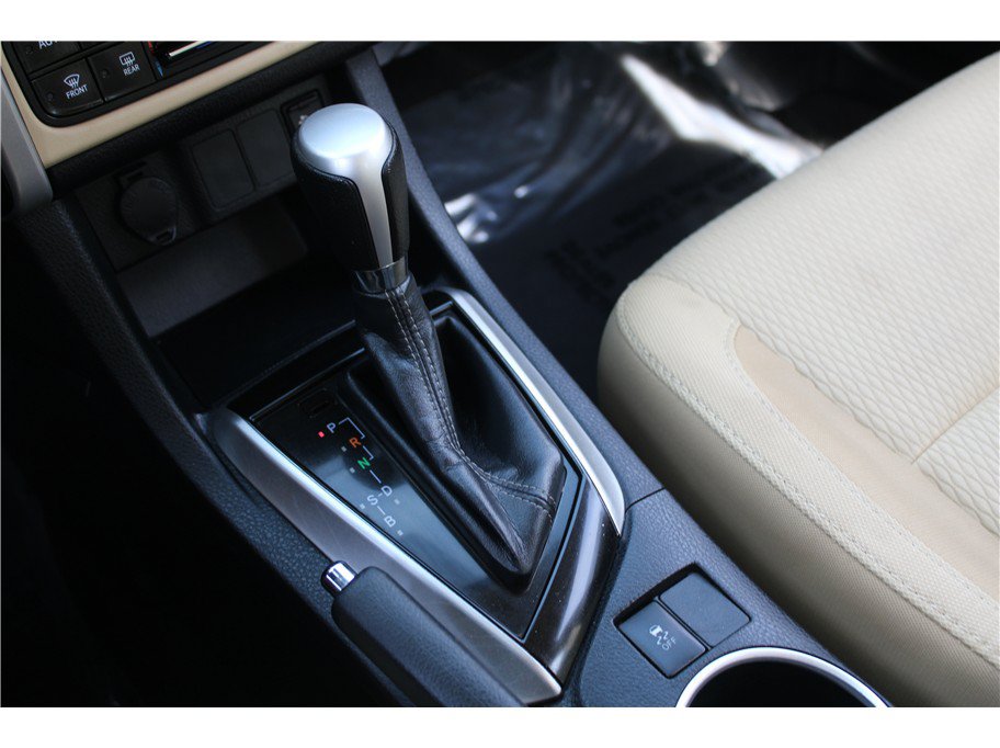 Used 2017 Toyota Corolla LE w/ Carpet Mat Package (TMS) FWD image 17