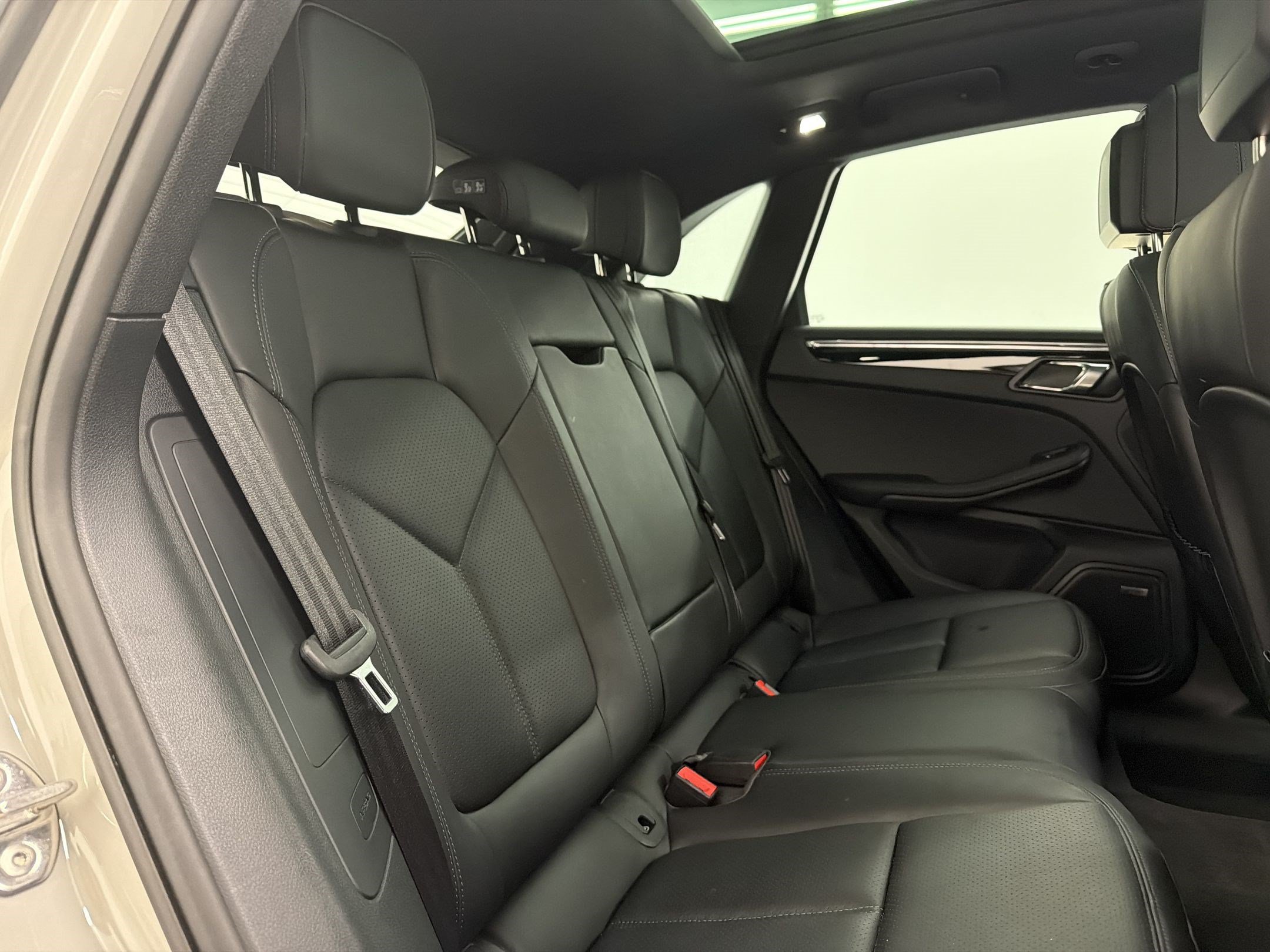 Used 2026 Porsche Macan AWD/4WD image 31
