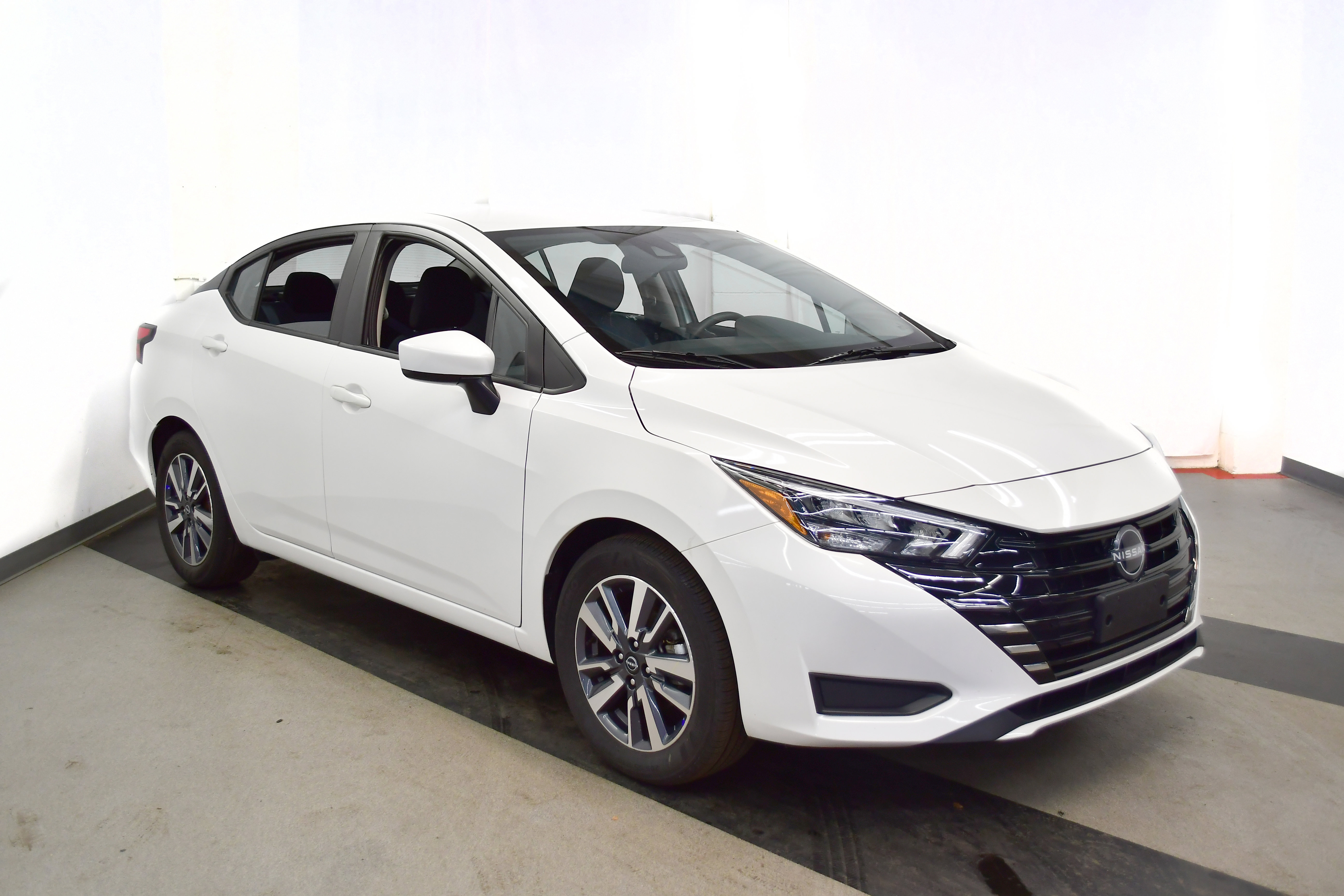 Used 2025 Nissan Versa SV image 2