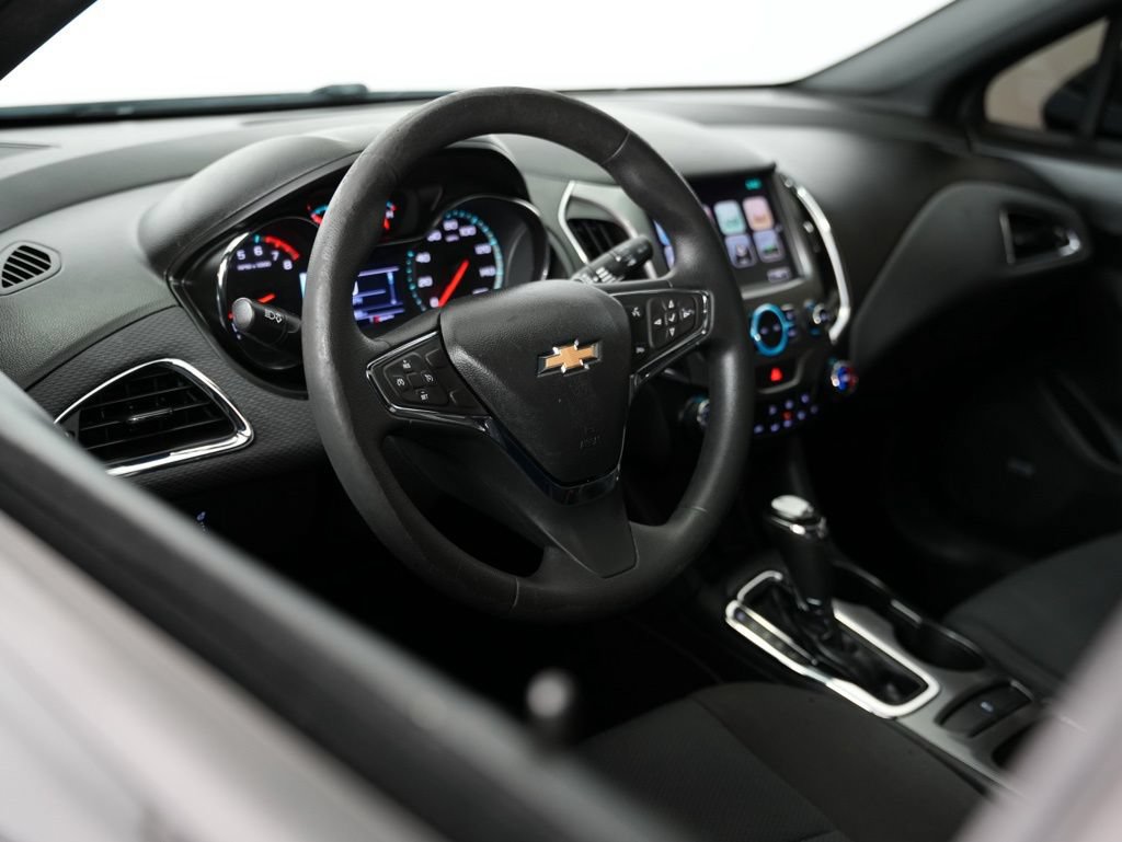 Used 2018 Chevrolet Cruze LT w/ Sun And Sound Package FWD image 6