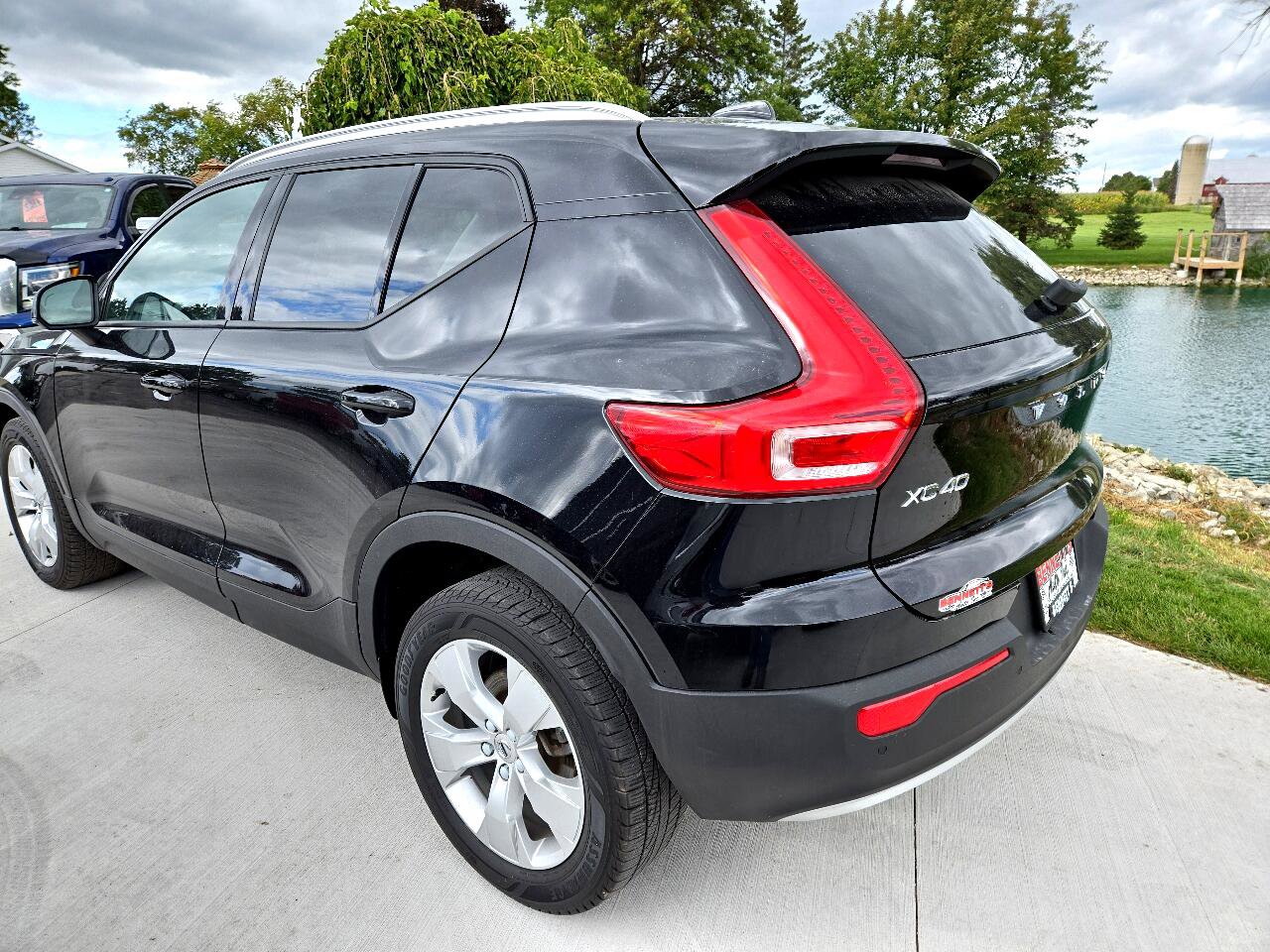 Used 2021 Volvo XC40 T4 Momentum image 3
