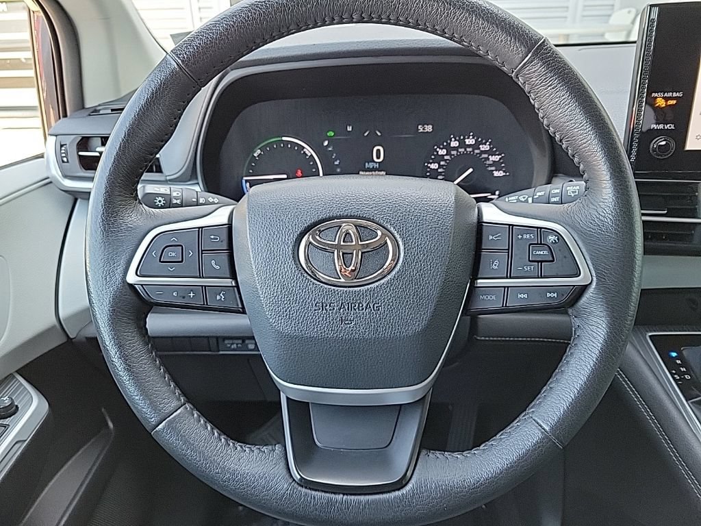 Used 2025 Toyota Sienna XLE FWD image 24