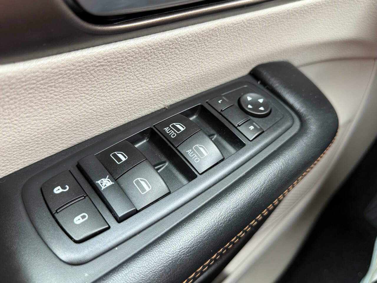 Used 2017 Chrysler Pacifica Touring-L image 39