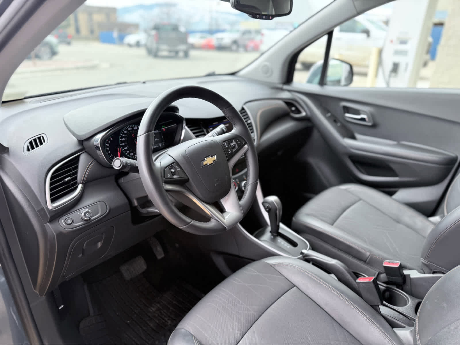 Used 2022 Chevrolet Trax LT w/ LT Convenience Package image 11