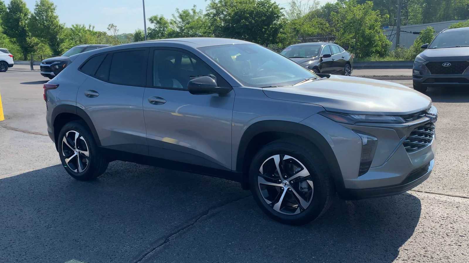 Certified 2025 Chevrolet Trax RS FWD image 2