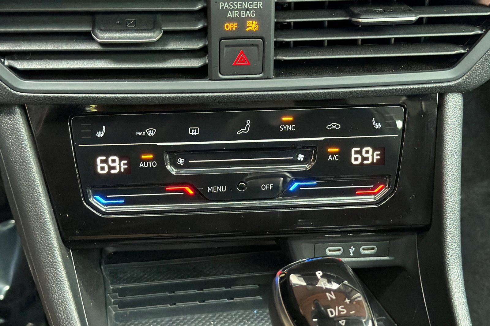 Used 2025 Volkswagen Jetta SE FWD image 19
