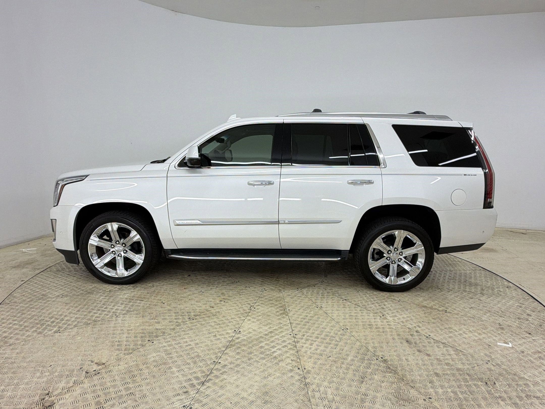 Used 2020 Cadillac Escalade Luxury image 2