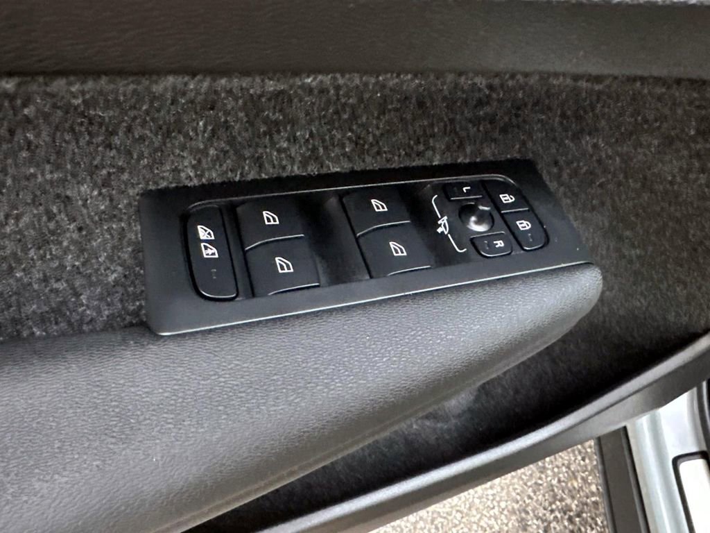 Used 2025 Volvo XC40 B5 Ultra w/ Protection Package Premier image 12