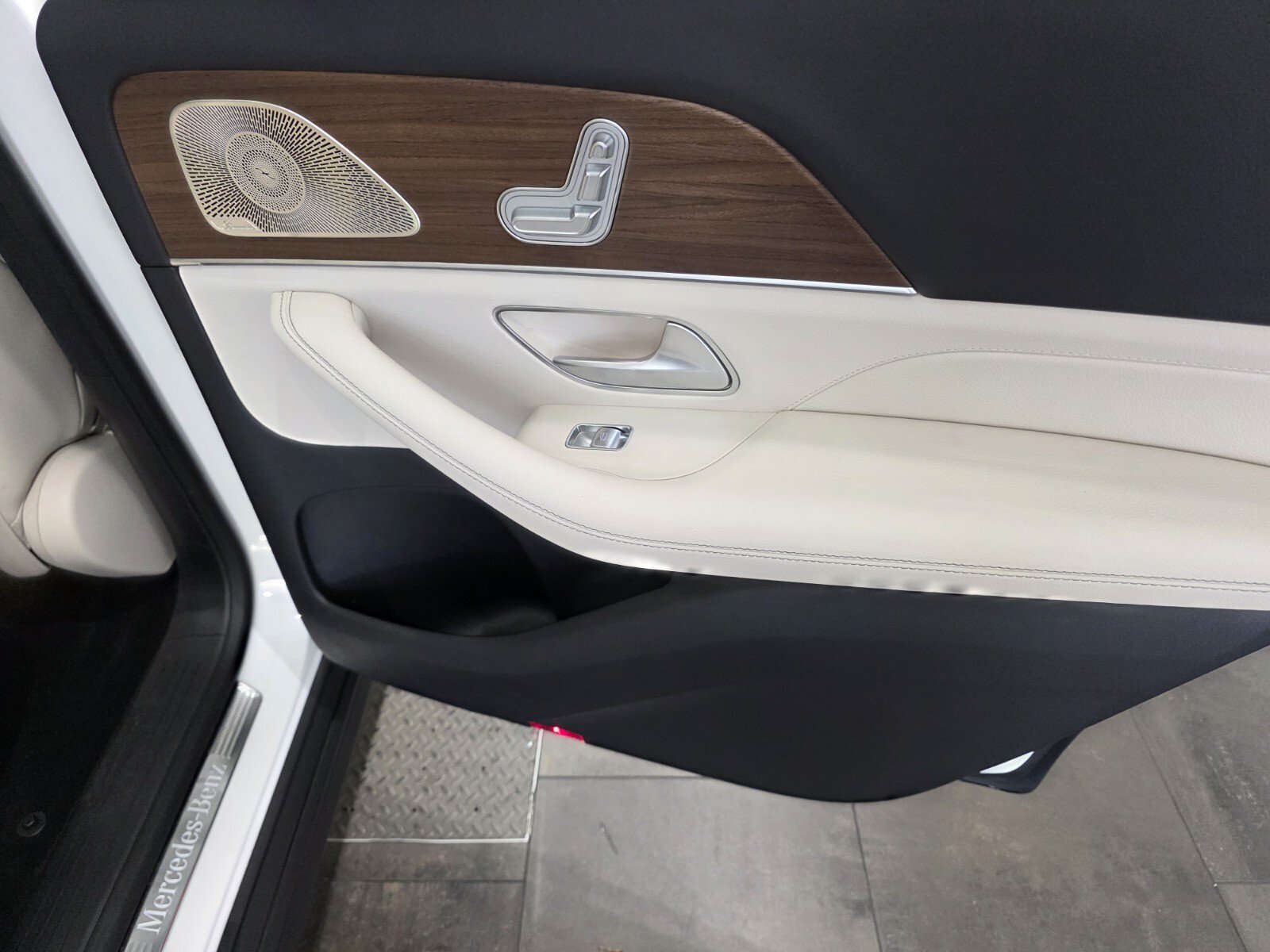Used 2025 Mercedes-Benz GLS 450 4MATIC image 24