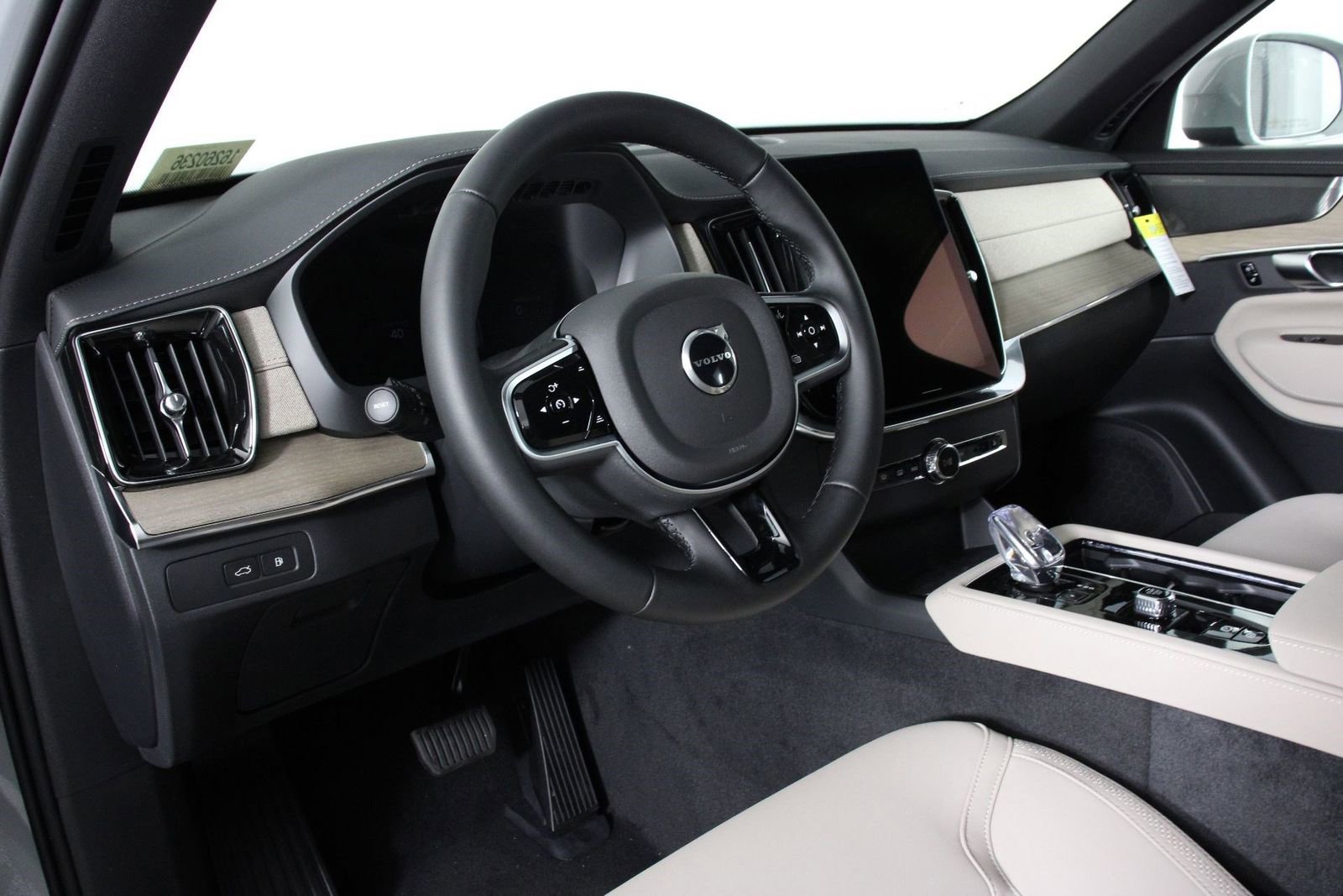 New 2026 Volvo XC90 T8 Plus w/ Protection Package Premier image 8