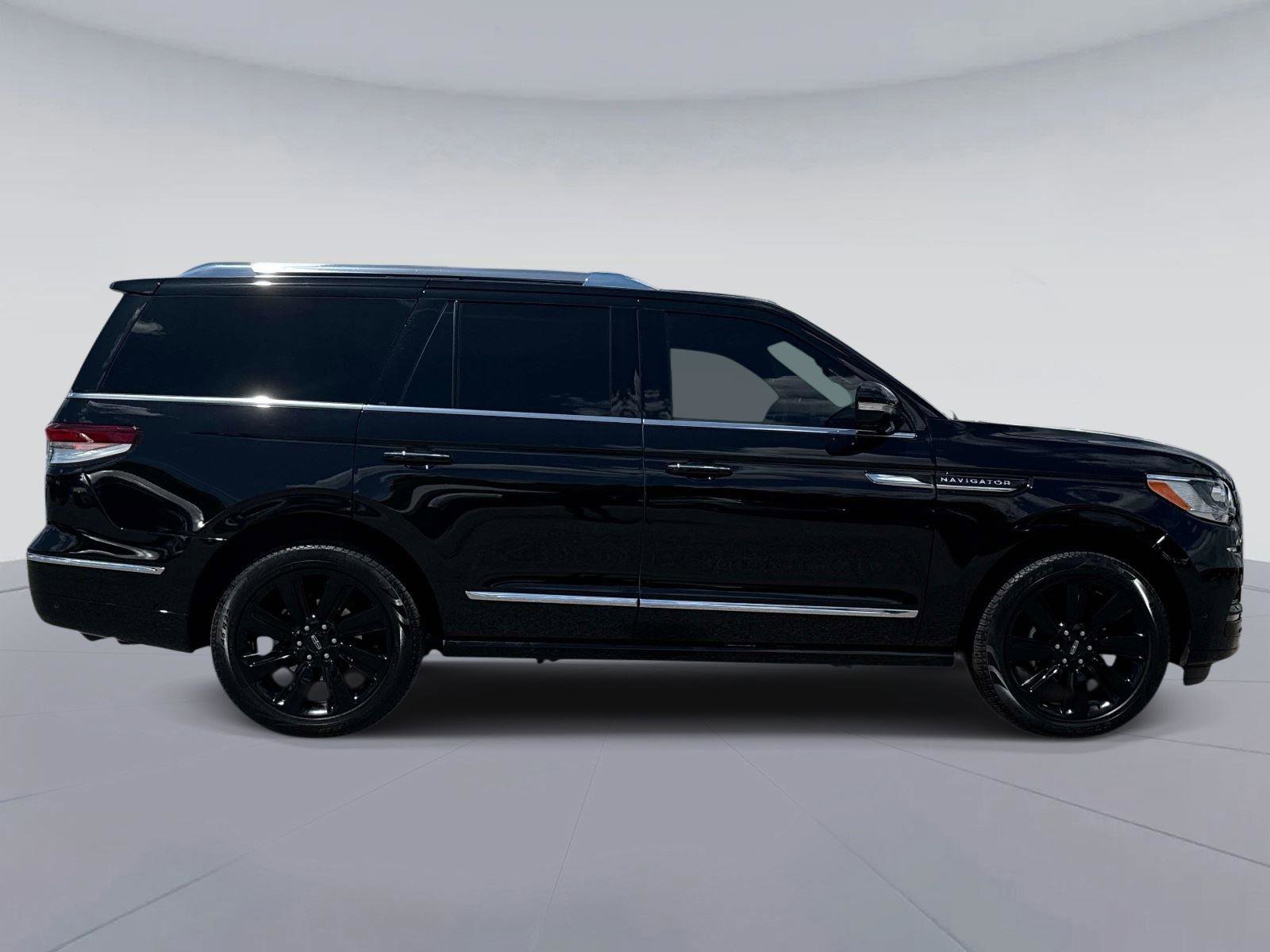 Used 2024 Lincoln Navigator Reserve AWD/4WD image 2