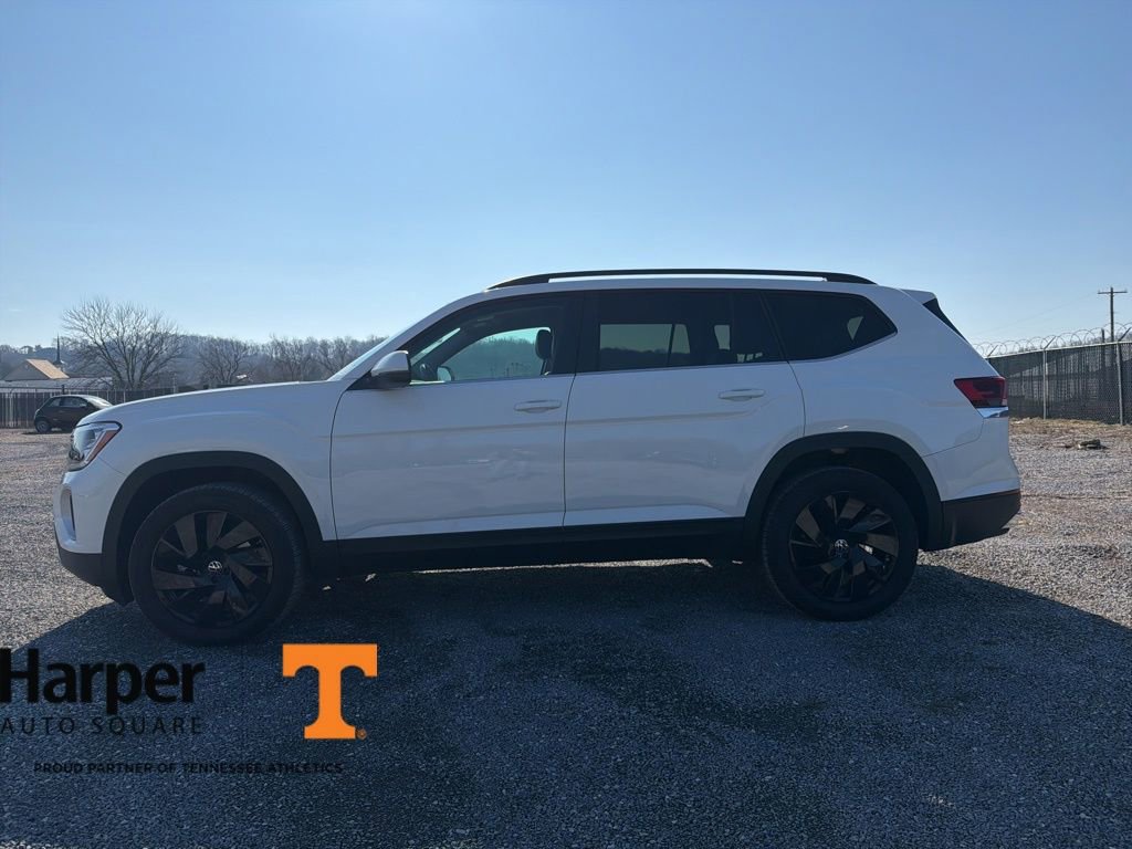 Used 2024 Volkswagen Atlas SE w/ Black Wheel Package image 2