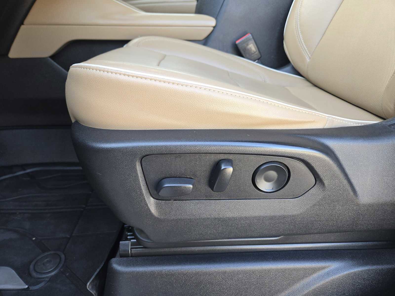 Used 2021 Chevrolet Suburban Premier image 24