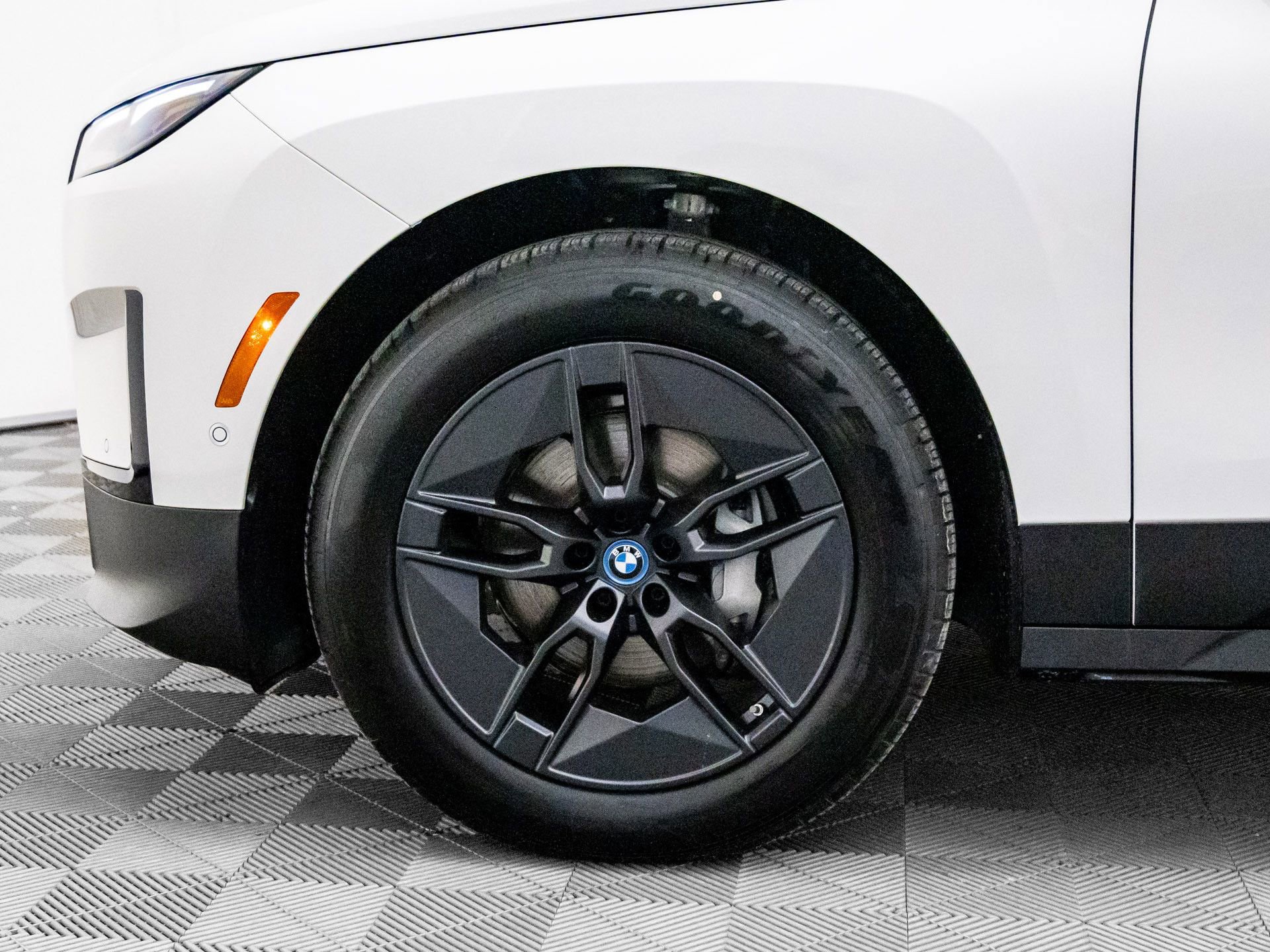 Certified 2025 BMW iX xDrive50 image 25