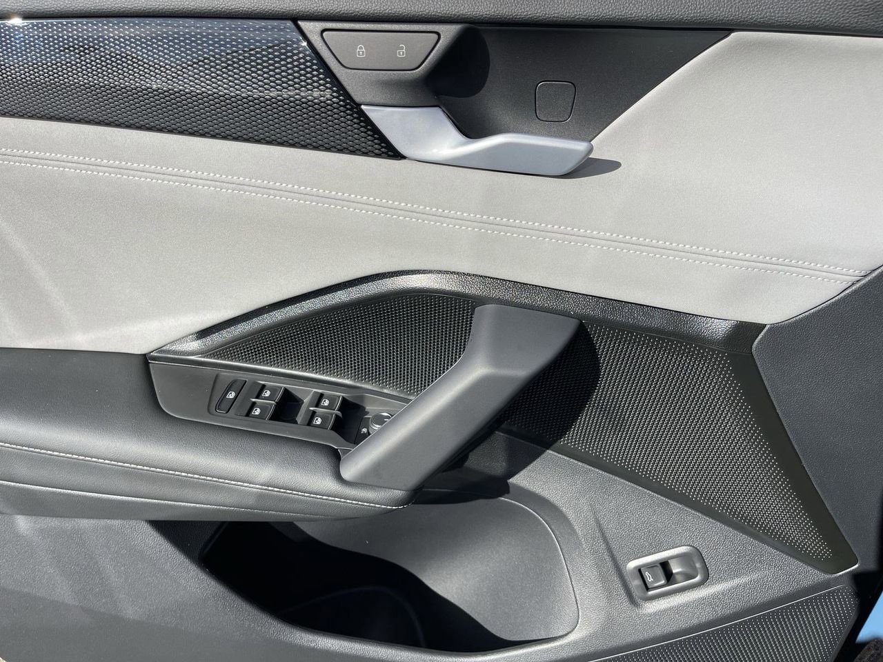 New 2026 Volkswagen Tiguan SE R-Line FWD image 17