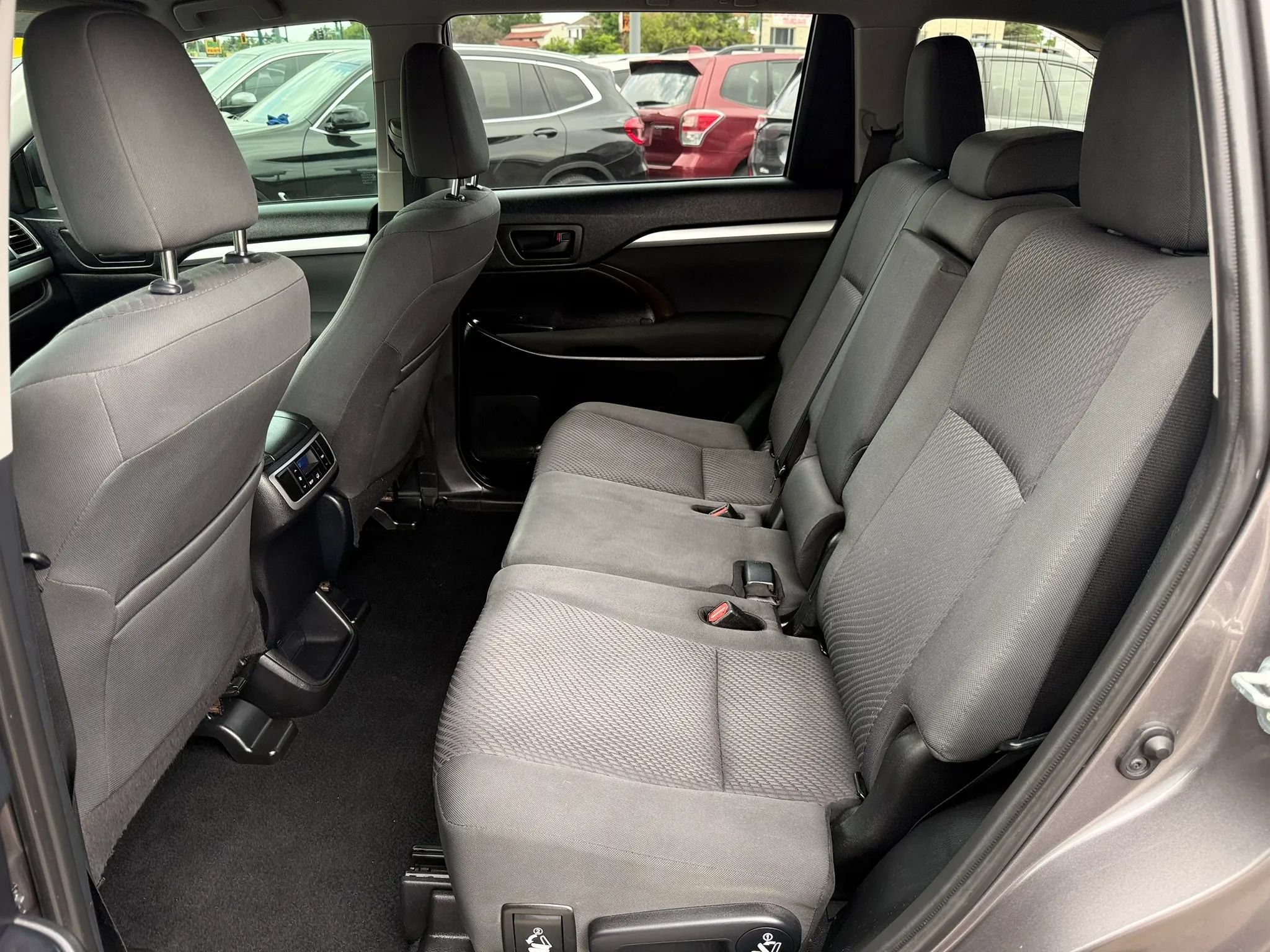 Used 2019 Toyota Highlander LE AWD/4WD image 15