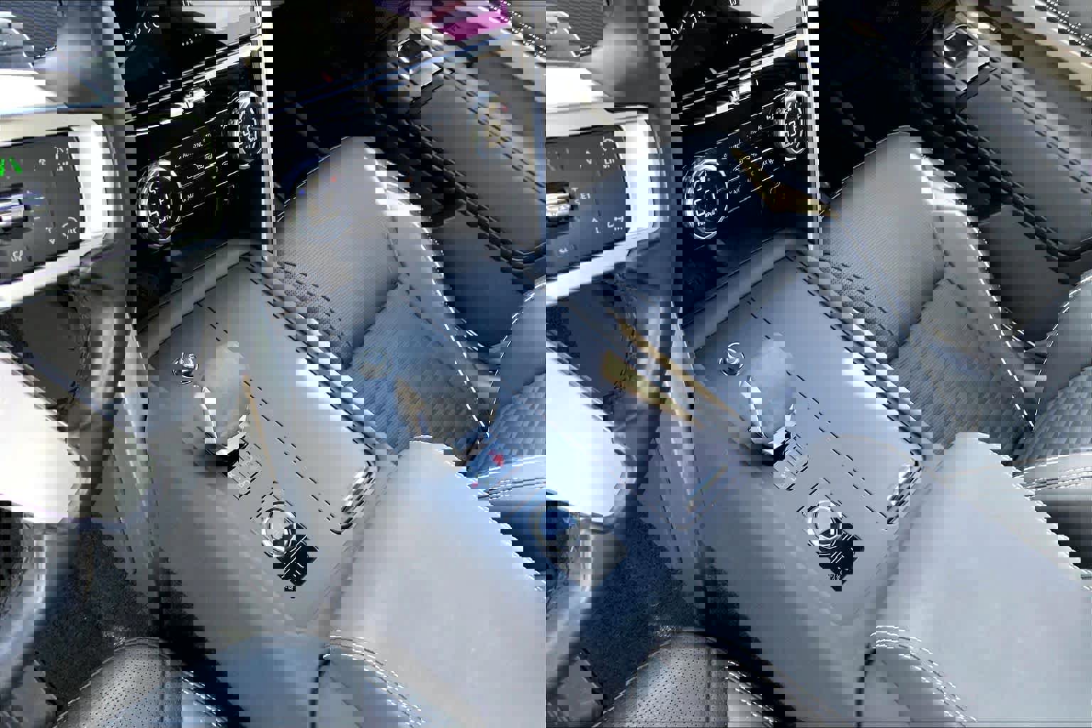 Used 2023 Land Rover Discovery Metropolitan Edition image 15