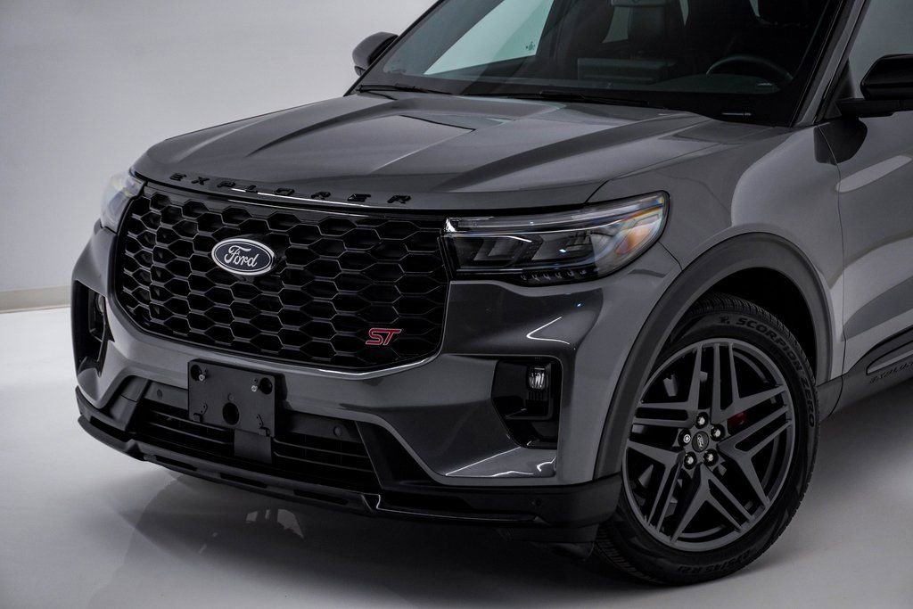 Used 2025 Ford Explorer ST image 4