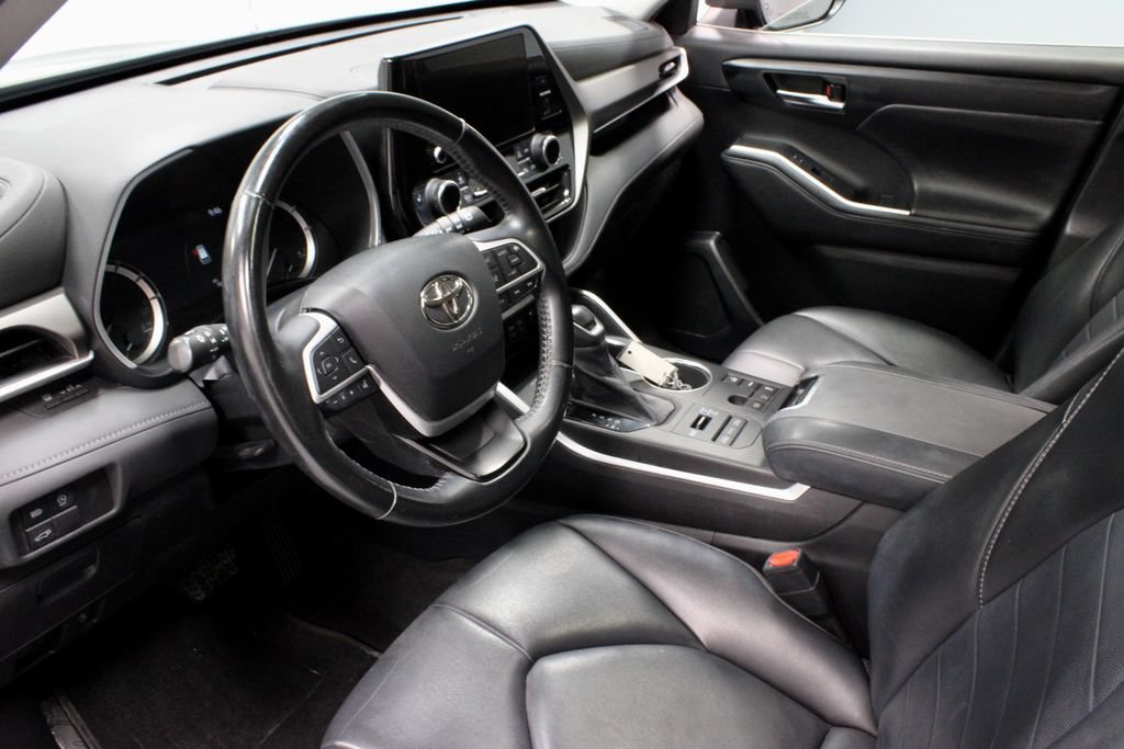 Used 2023 Toyota Highlander XLE AWD/4WD image 22