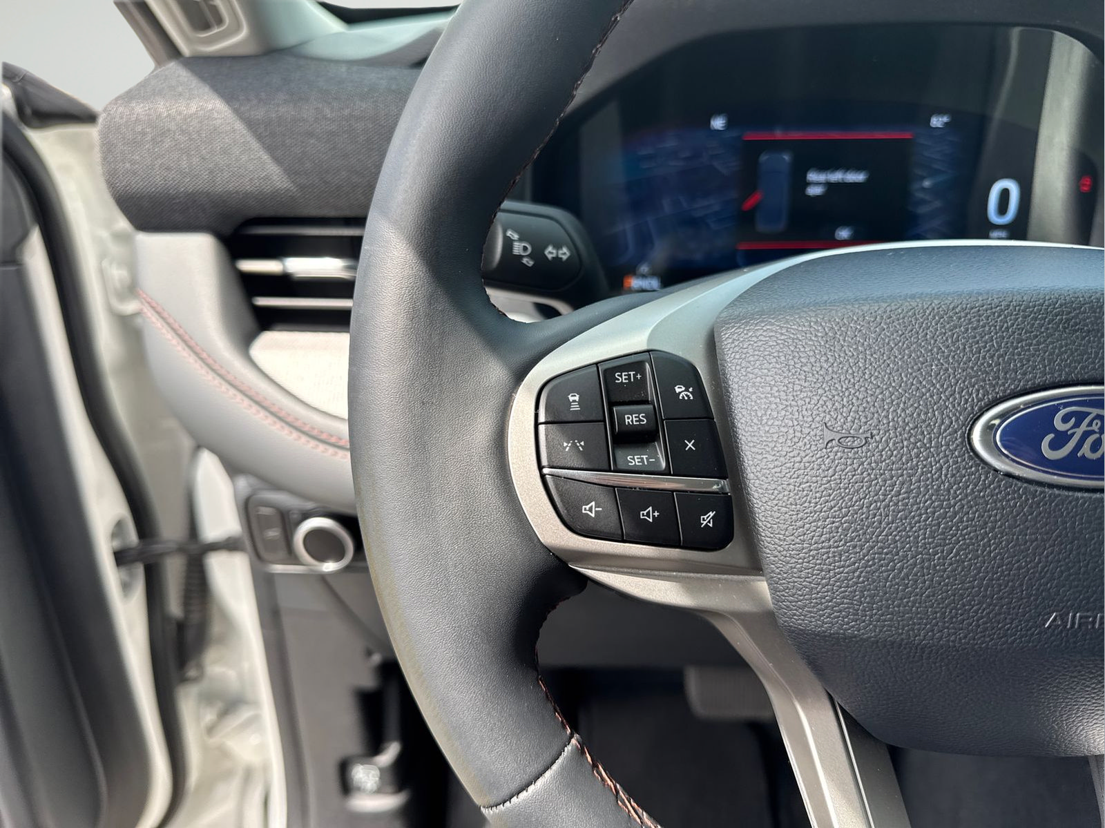 Used 2025 Ford Explorer Active RWD image 19