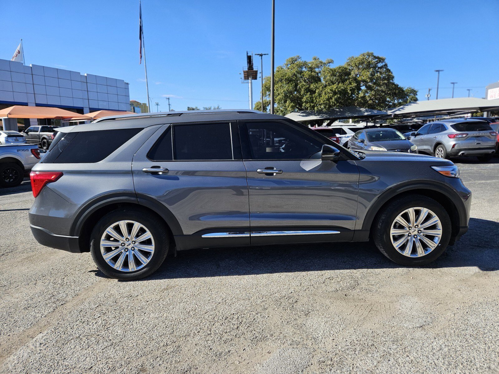 Certified 2022 Ford Explorer Limited w/ Limited Technology Package image 2