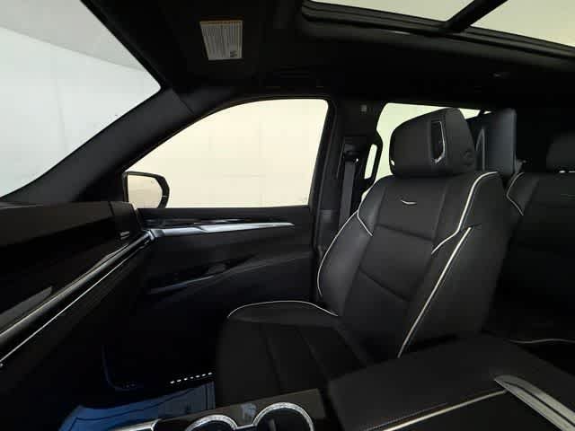 Used 2026 Cadillac Escalade Luxury AWD/4WD image 16