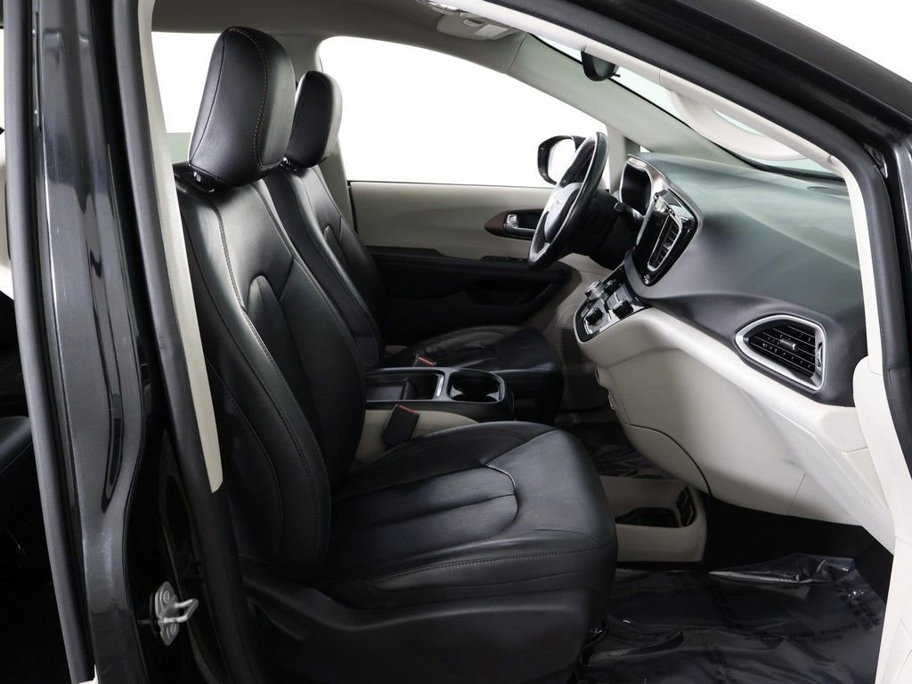 Used 2018 Chrysler Pacifica Touring-L FWD image 28