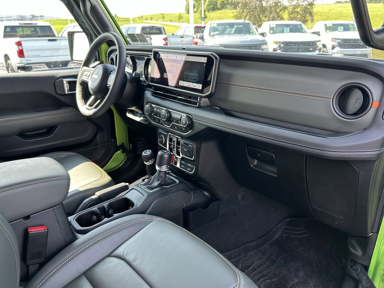 Used 2025 Jeep Gladiator Mojave w/ Convenience Group AWD/4WD image 16